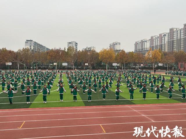 竞技宝JJB登录中小学体育课如何“天天见”？在江苏看见体育活动加“宿”度(图1)