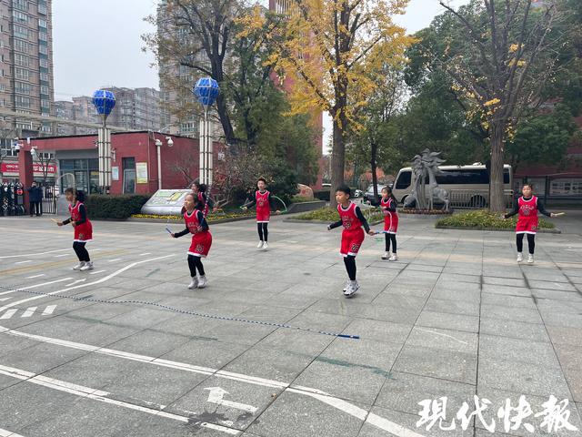 竞技宝JJB登录中小学体育课如何“天天见”？在江苏看见体育活动加“宿”度(图2)