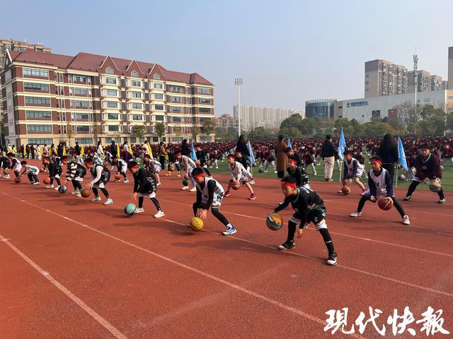 竞技宝JJB登录中小学体育课如何“天天见”？在江苏看见体育活动加“宿”度(图3)