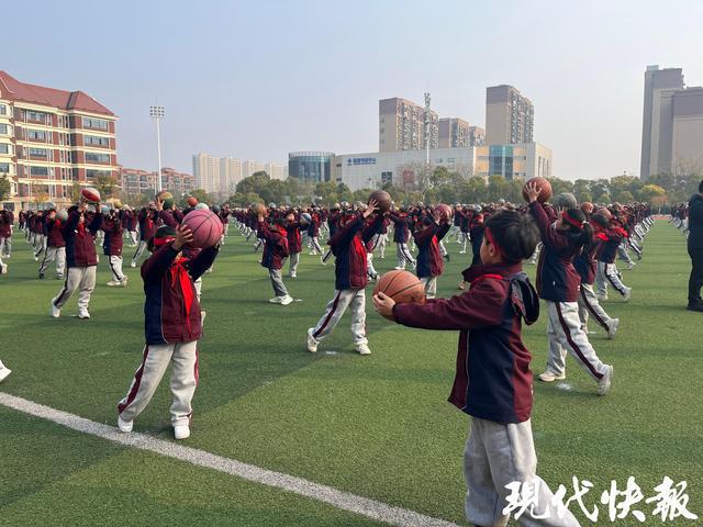 竞技宝JJB登录中小学体育课如何“天天见”？在江苏看见体育活动加“宿”度(图4)